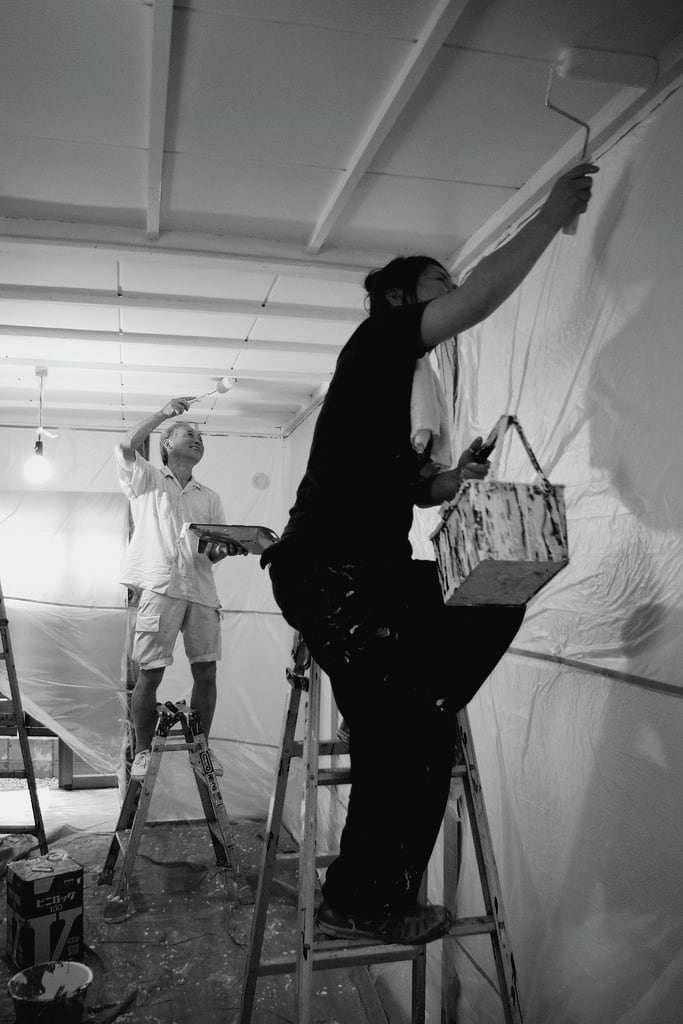 大阪の長屋リノベーションで塗装作業を行う様子｜大阪市内のリノベーション平屋賃貸住宅｜庄司洋建築設計事務所