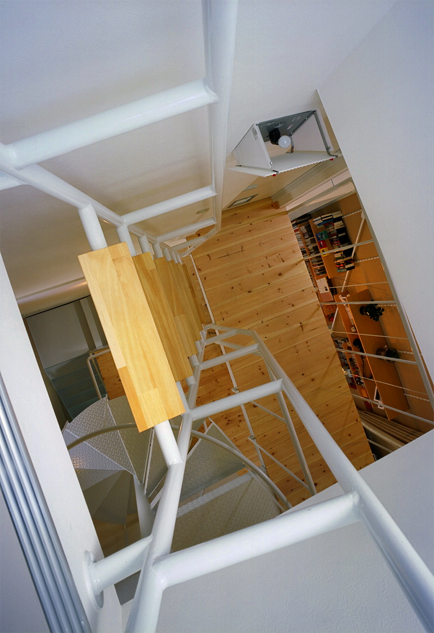 18：小屋裏の階段見下ろし