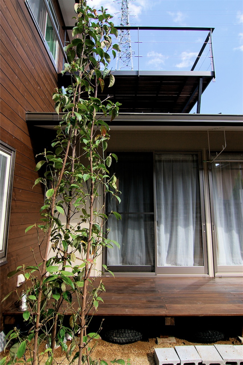 屋根上バルコニーの見上げ｜滋賀県大津市の住宅｜庄司洋建築設計事務所