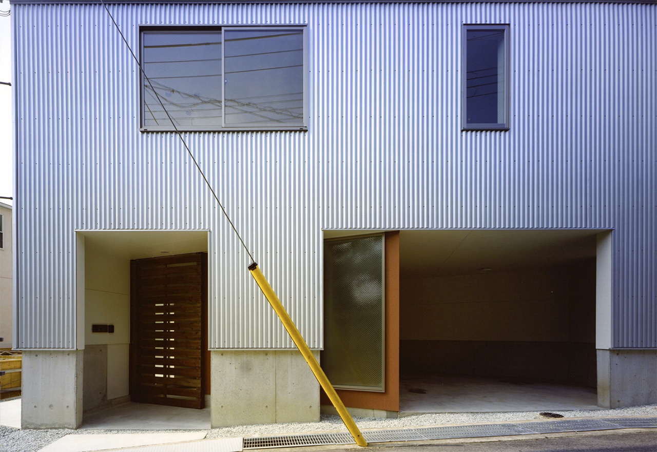 玄関正面｜兵庫県神戸市の３階建て木造住宅｜庄司洋建築設計事務所