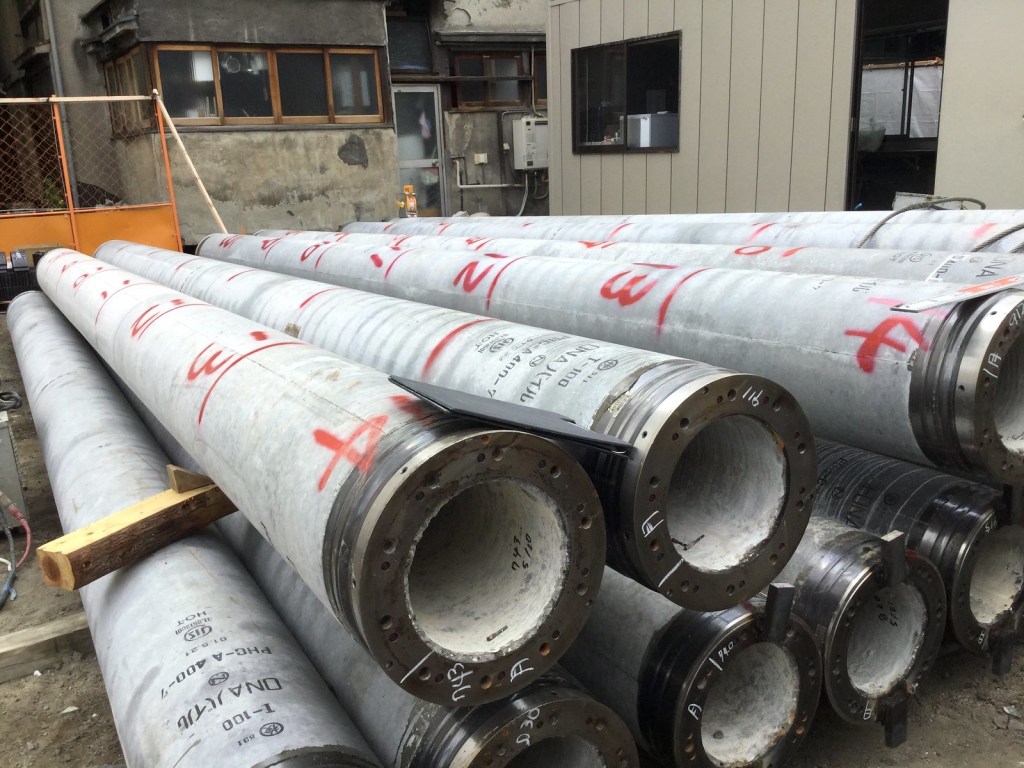 深さが書きこまれた既製コンクリート杭。