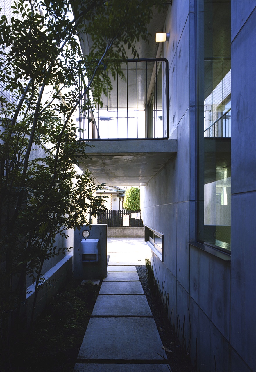 玄関側へのアプローチ｜京都のすまい・鉄筋コンクリート造・ＲＣ造住宅｜庄司洋建築設計事務所