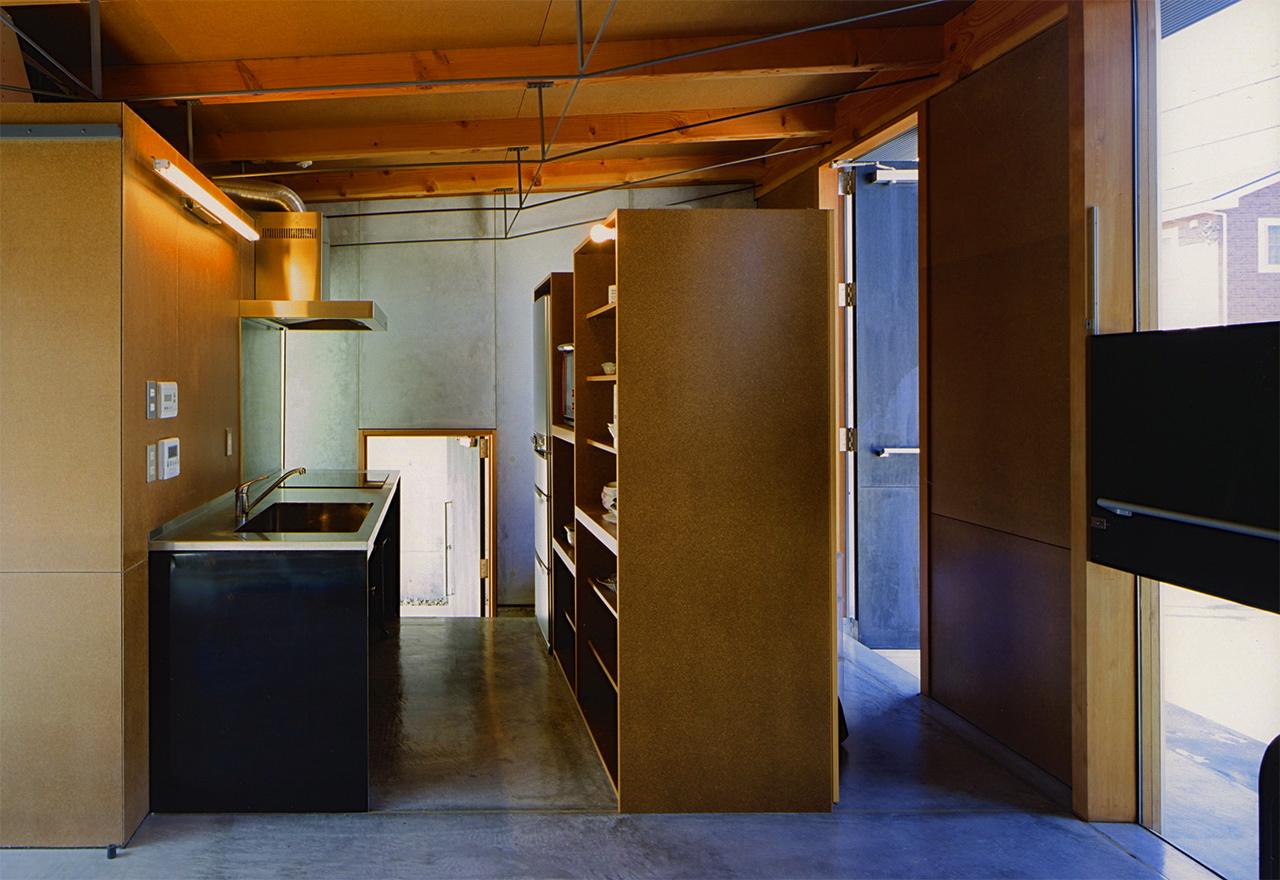 キッチンと玄関間仕切り家具｜兵庫県神戸市のコンクリート住宅｜庄司洋建築設計事務所