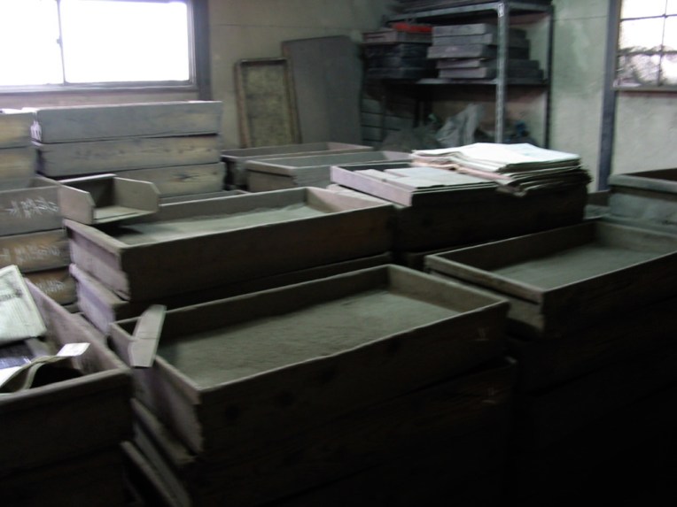 湿り気の違うとても細かな灰が入った箱