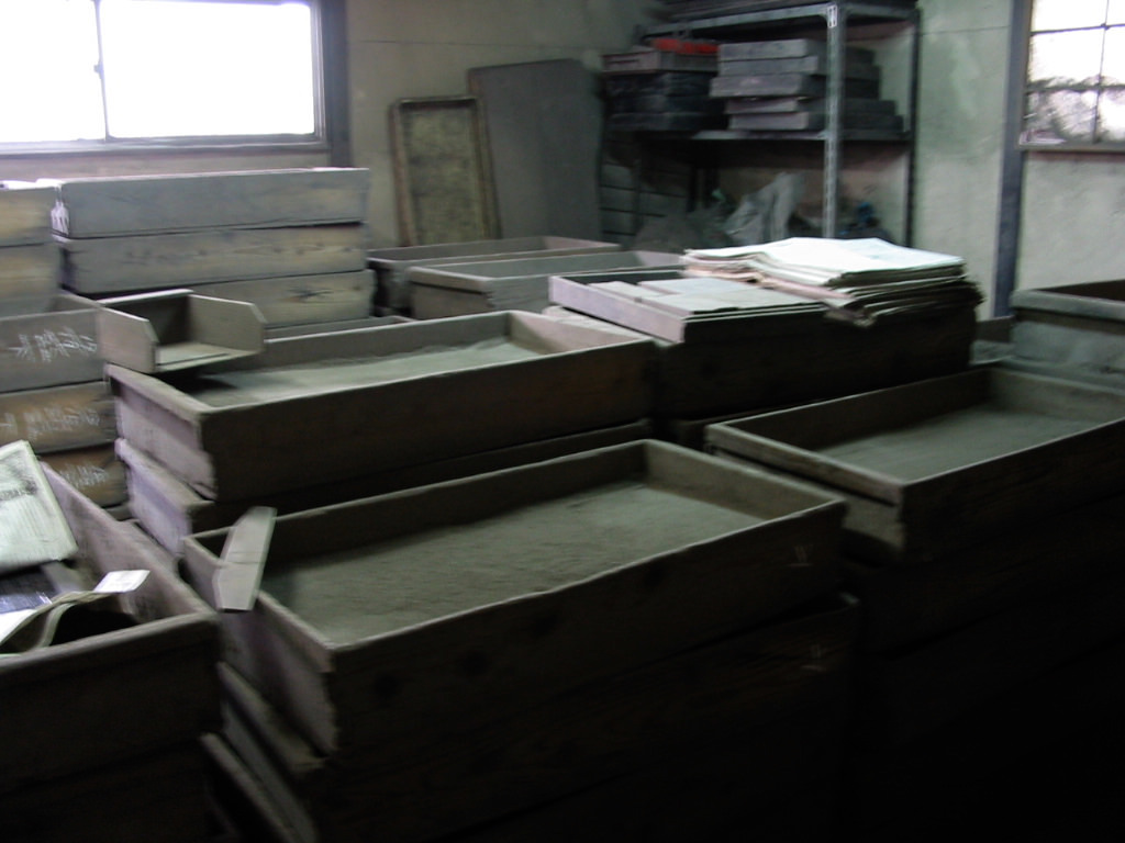 湿り気の違うとても細かな灰が入った箱