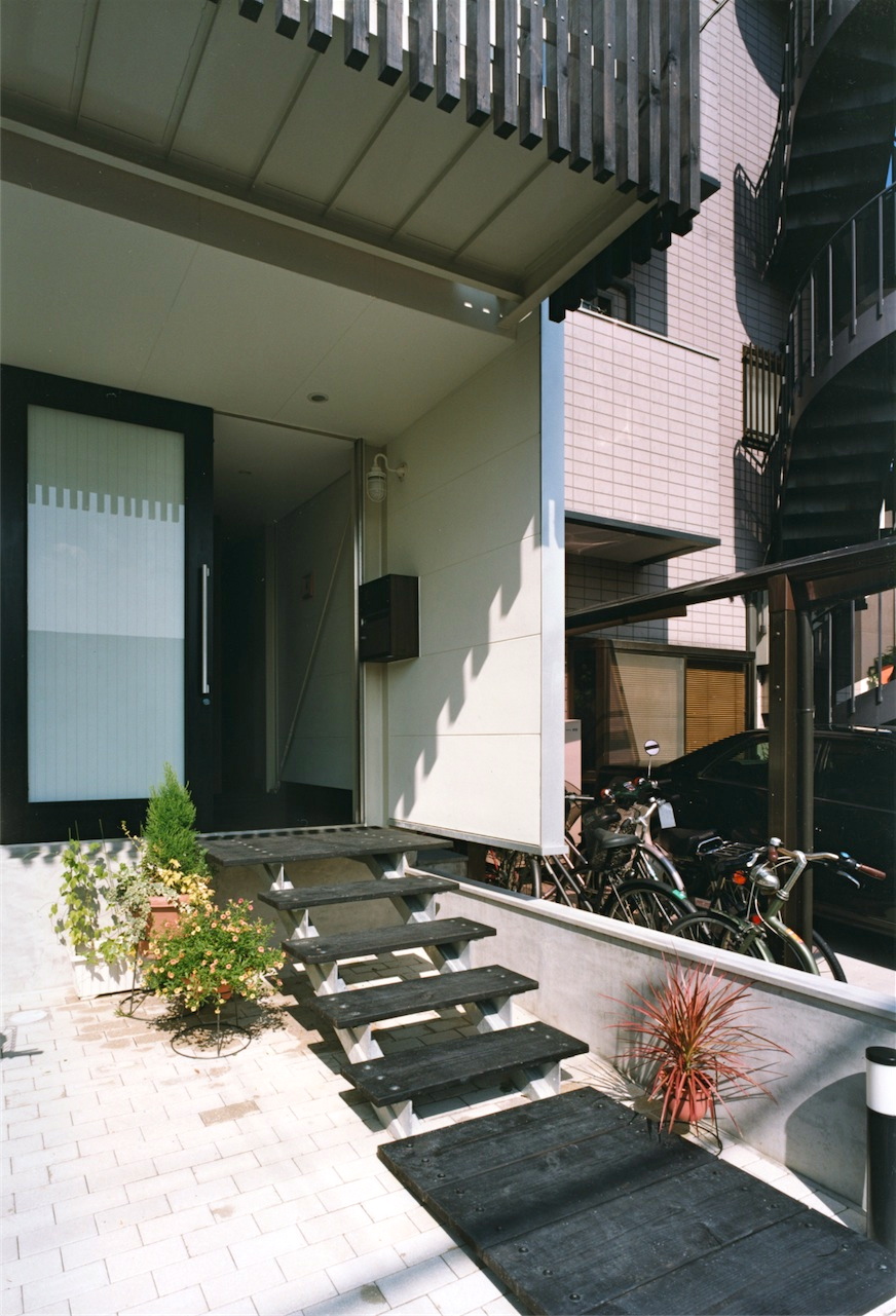 玄関アプローチ｜京都の３階建て鉄骨住宅｜庄司洋建築設計事務所