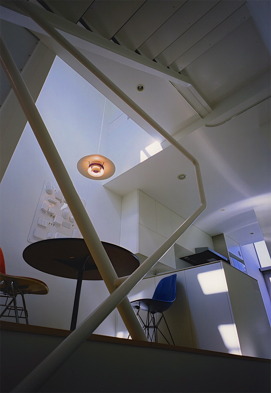 階段を上がればダイニングに出ます|大阪の3階建鉄骨造住宅|庄司洋建築設計事務所