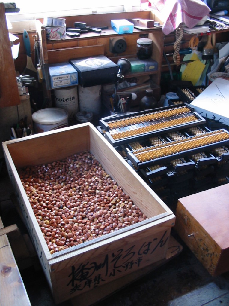 豆ではありません。そろばん玉。組み立て中のそろばん。