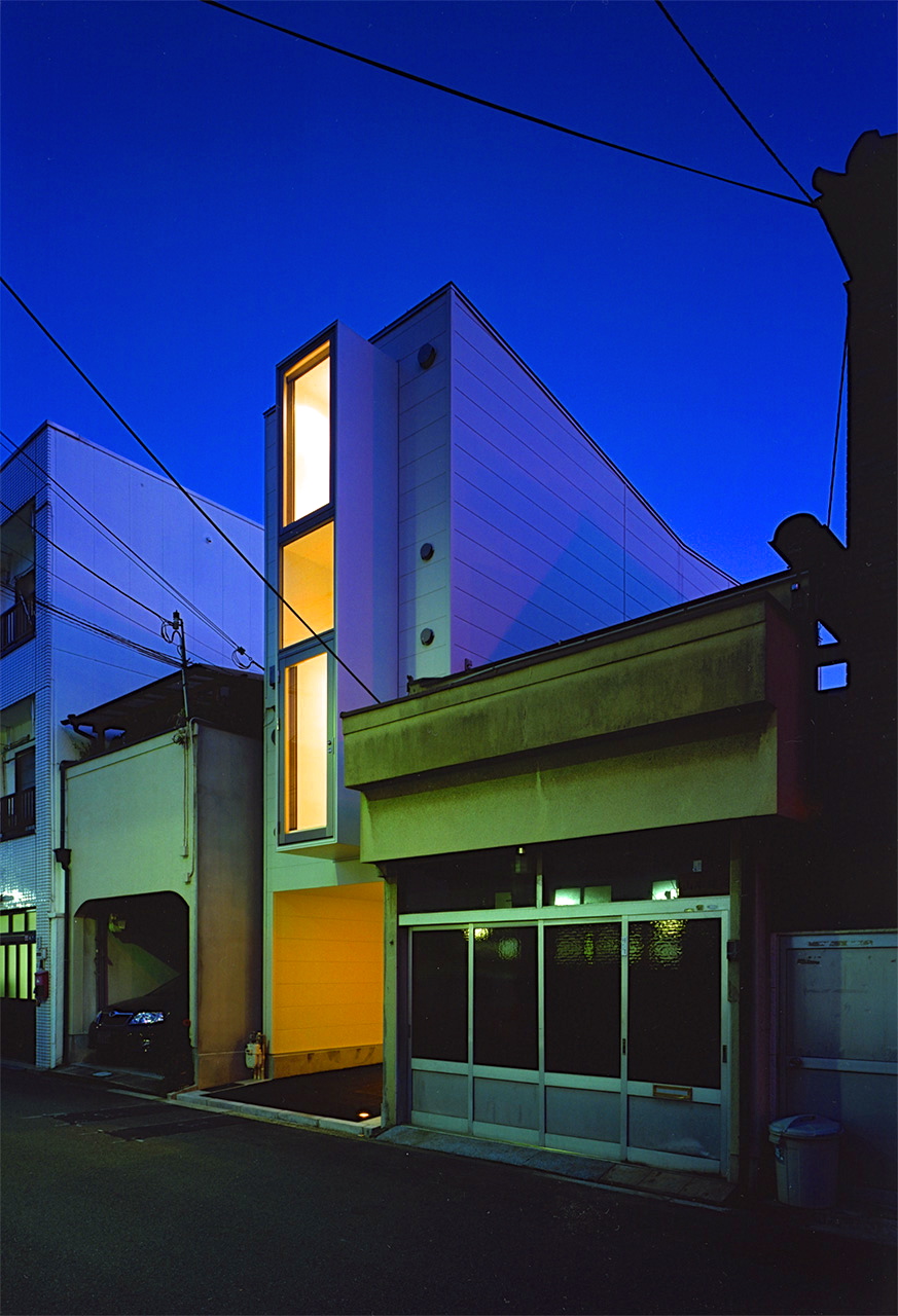 ナトリウム灯に照らされる外壁|大阪の3階建鉄骨造住宅|庄司洋建築設計事務所