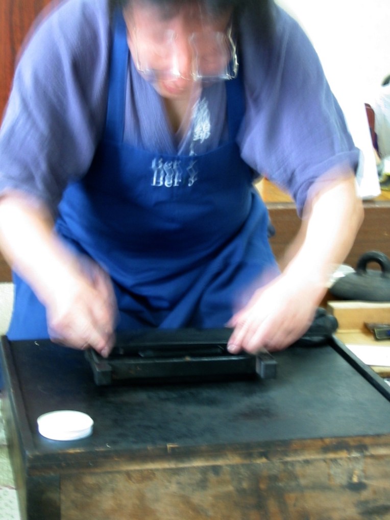 適量の墨をちぎって木型に入れるのは職人技