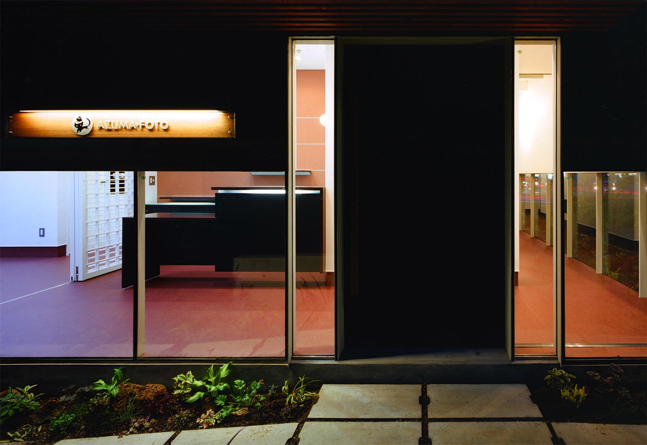 正面入り口(夜景)|奈良の写真館・住宅|庄司洋建築設計事務所