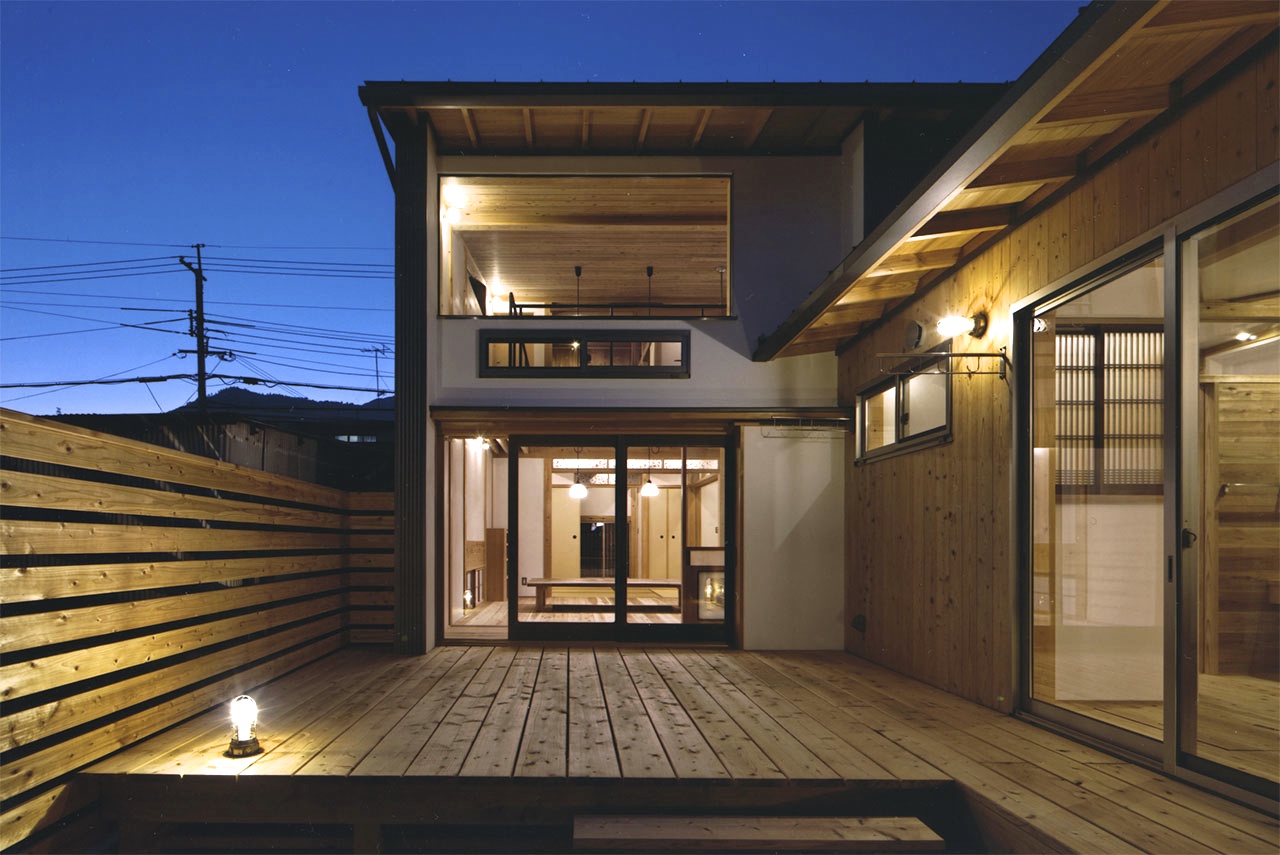 デッキテラスの夜景｜滋賀県大津市の住まい ｜庄司洋建築設計事務所