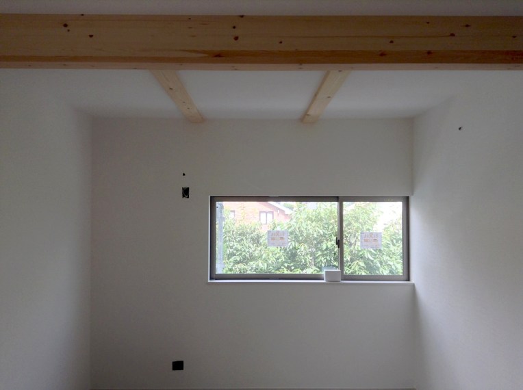 白い壁と梁の見えた天井