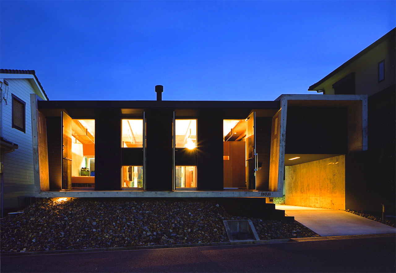 正面南外観（建具開口時の夜景）｜兵庫県神戸市のコンクリート住宅｜庄司洋建築設計事務所
