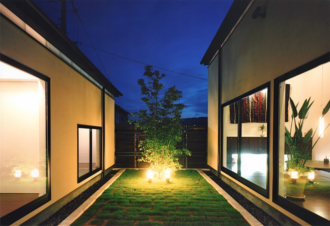 中庭夜景｜奈良県の平屋の住まい｜庄司洋建築設計事務所