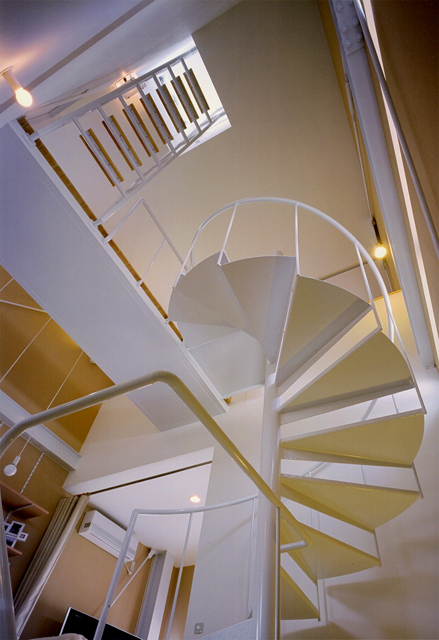 螺旋階段の見上げ｜神戸市の注文住宅・鉄骨３階建て｜庄司洋建築設計事務所