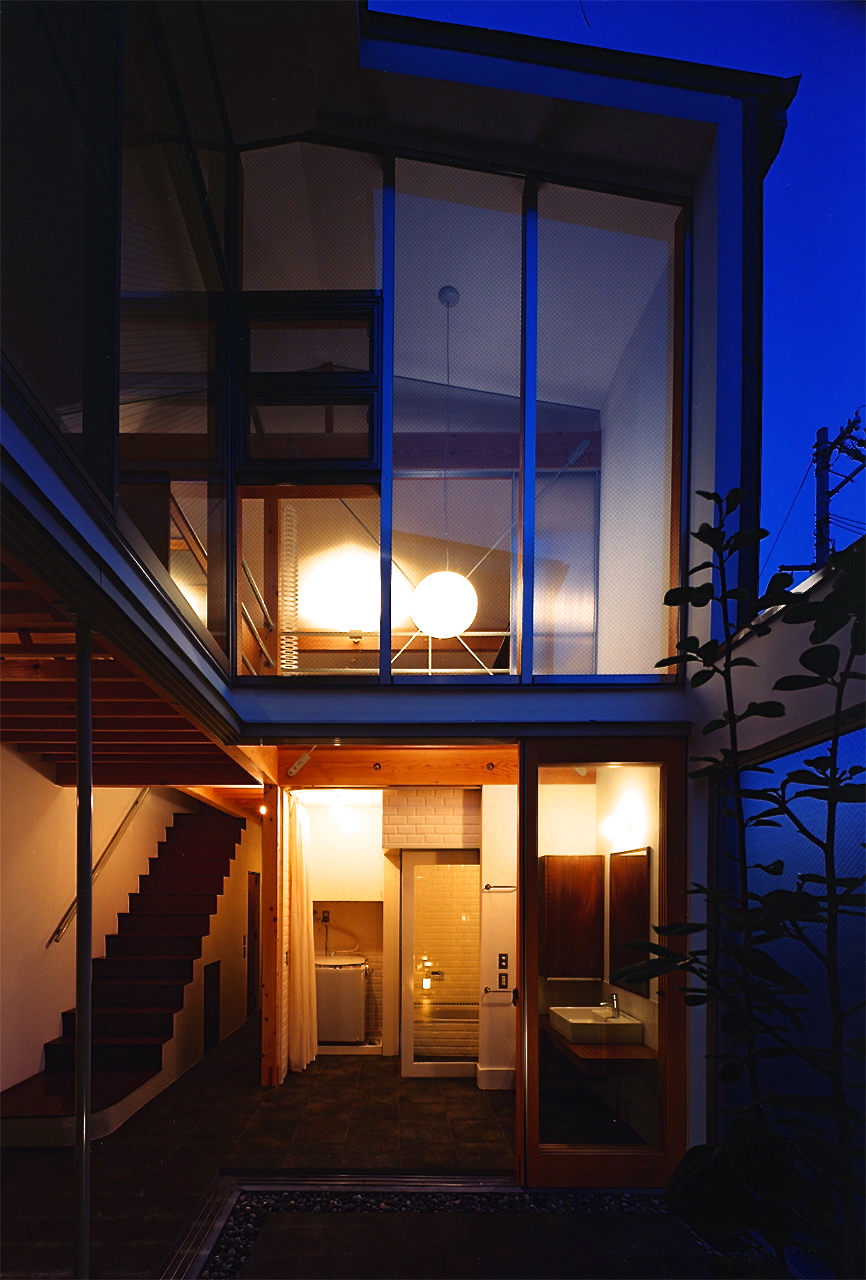 中庭の夜景｜兵庫県神戸市の木造住宅｜庄司洋建築設計事務所