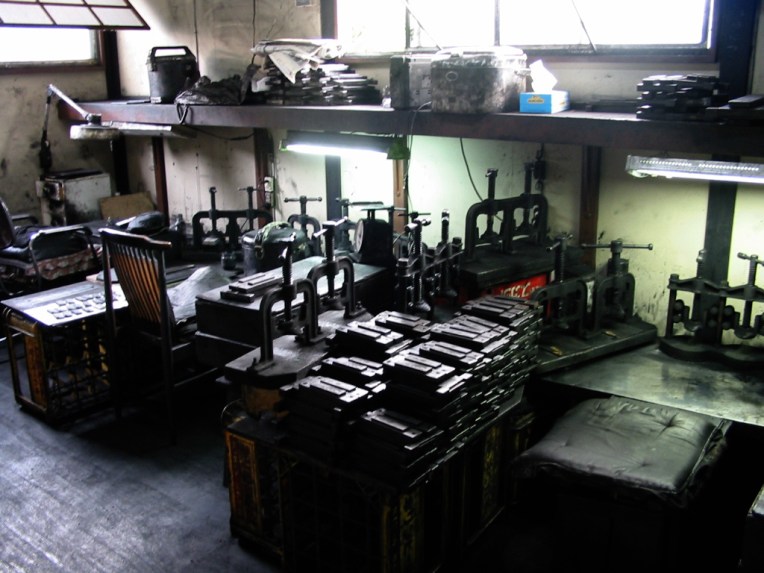 柔らかい墨を木型に入れる工房