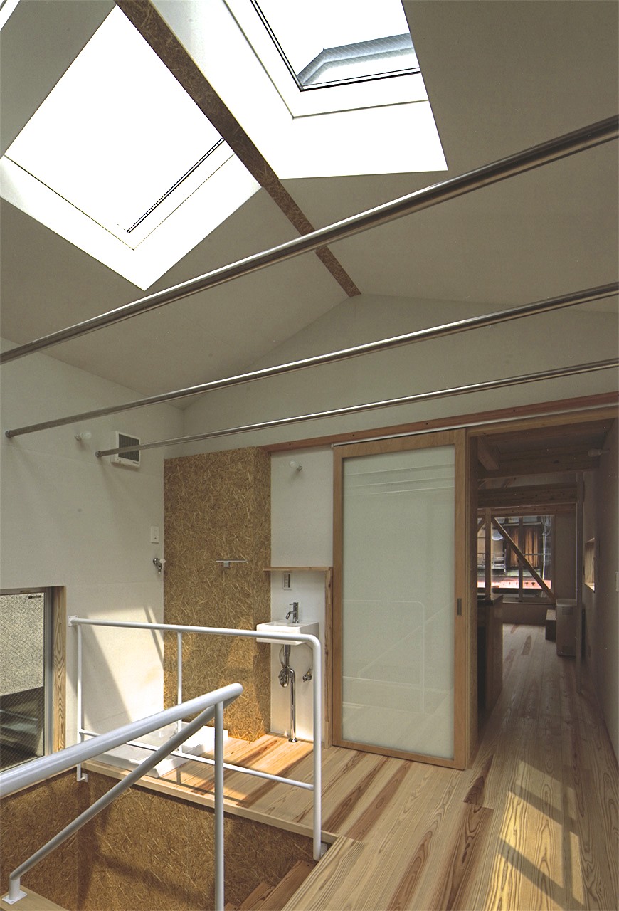 階段室の洗濯スペース｜大阪市街の木造２階建て住宅｜庄司洋建築設計事務所