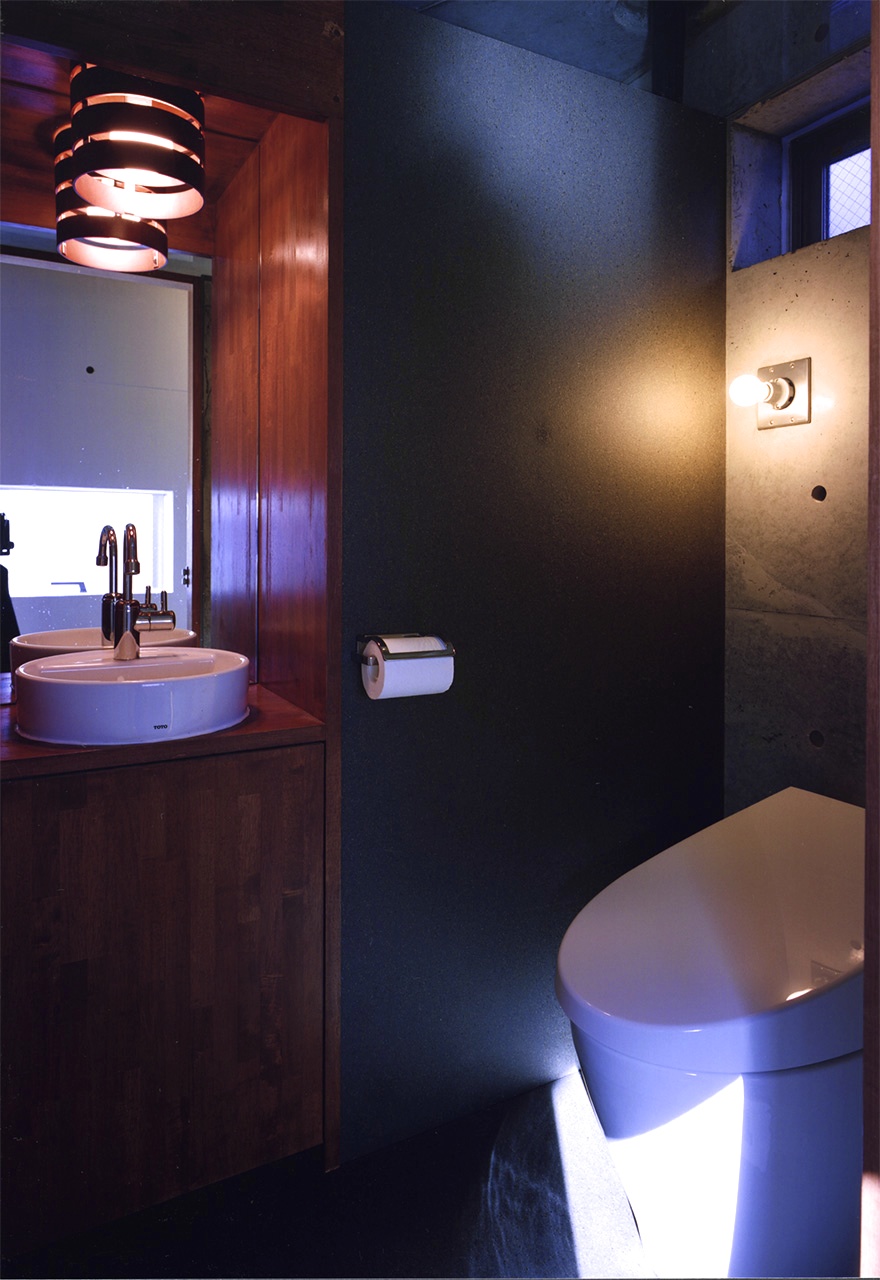 ２階トイレ｜京都のすまい・鉄筋コンクリート造・ＲＣ造住宅｜庄司洋建築設計事務所