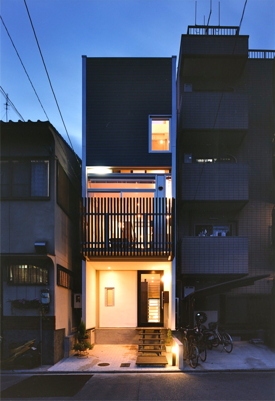 建物全景・夜景｜京都の３階建て鉄骨住宅｜庄司洋建築設計事務所