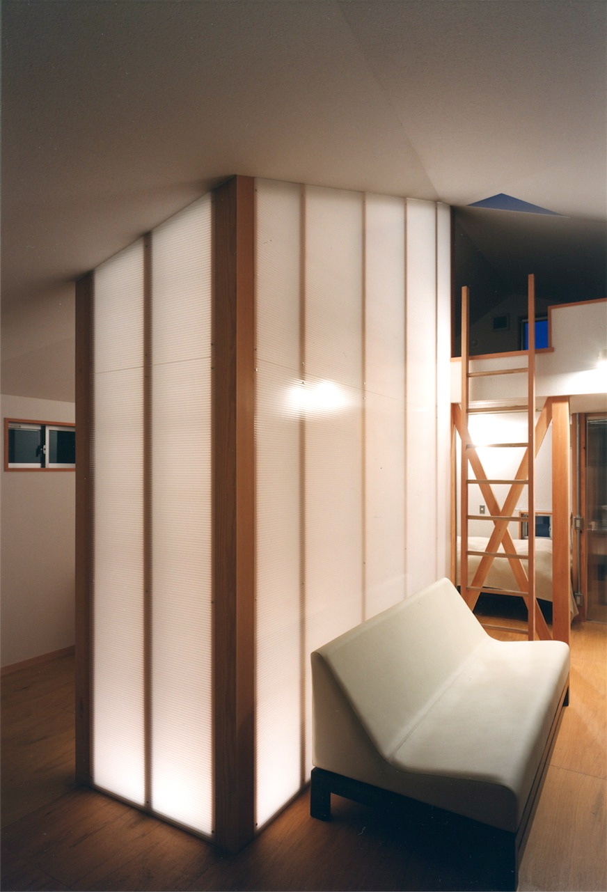 行灯のような階段室｜兵庫県淡路島の２世帯住宅｜庄司洋建築設計事務所