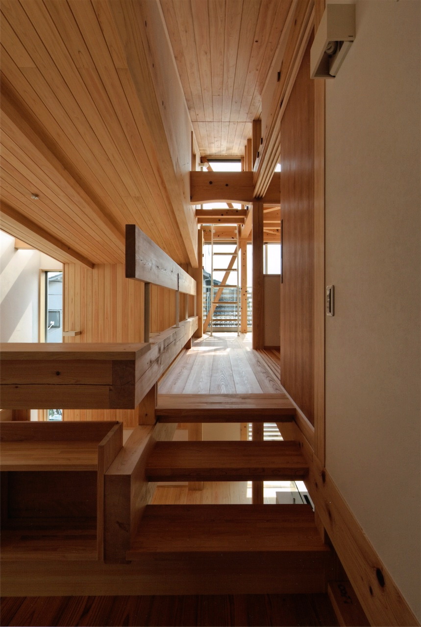 吹抜けに面する廊下｜兵庫県神戸市の木造住宅｜庄司洋建築設計事務所