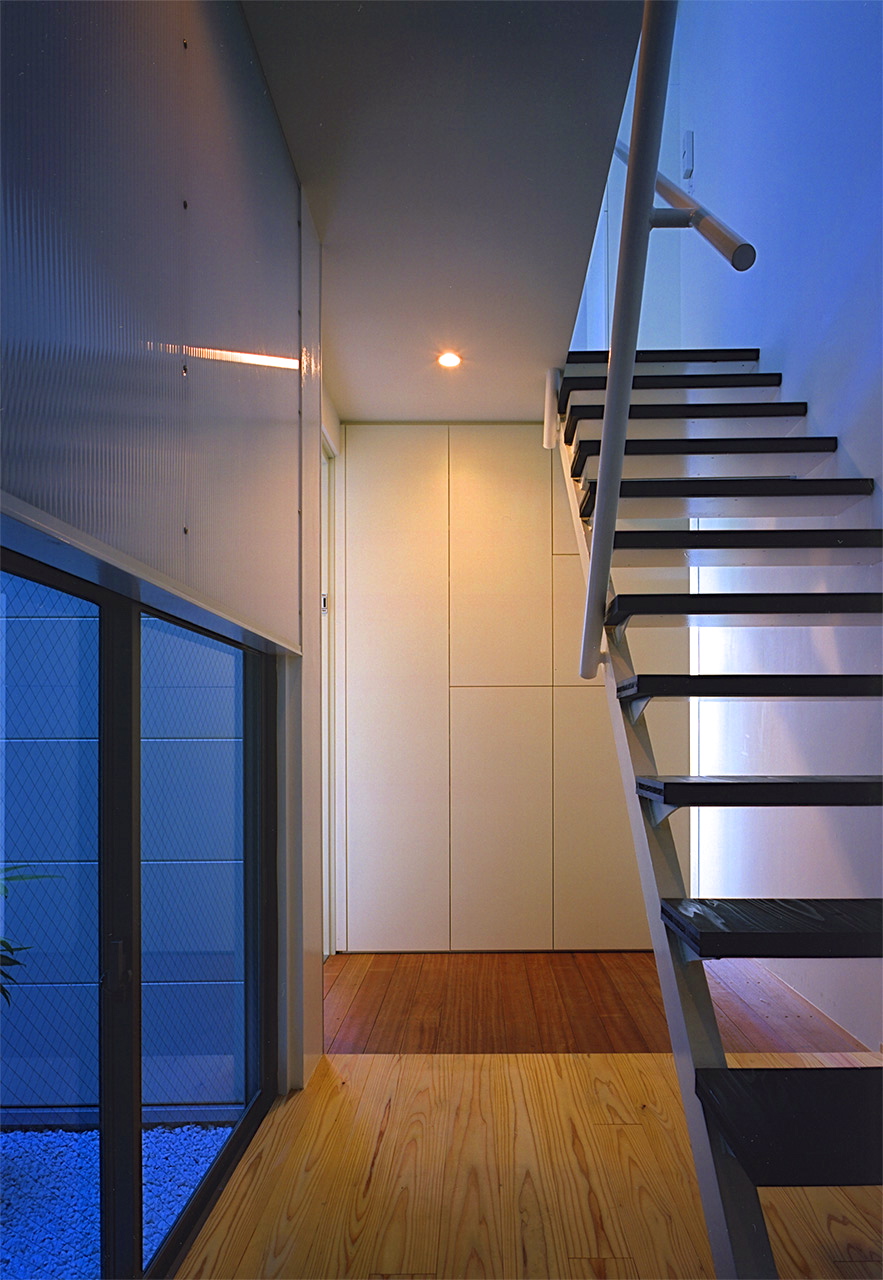 玄関ホール|大阪の3階建鉄骨造住宅|庄司洋建築設計事務所