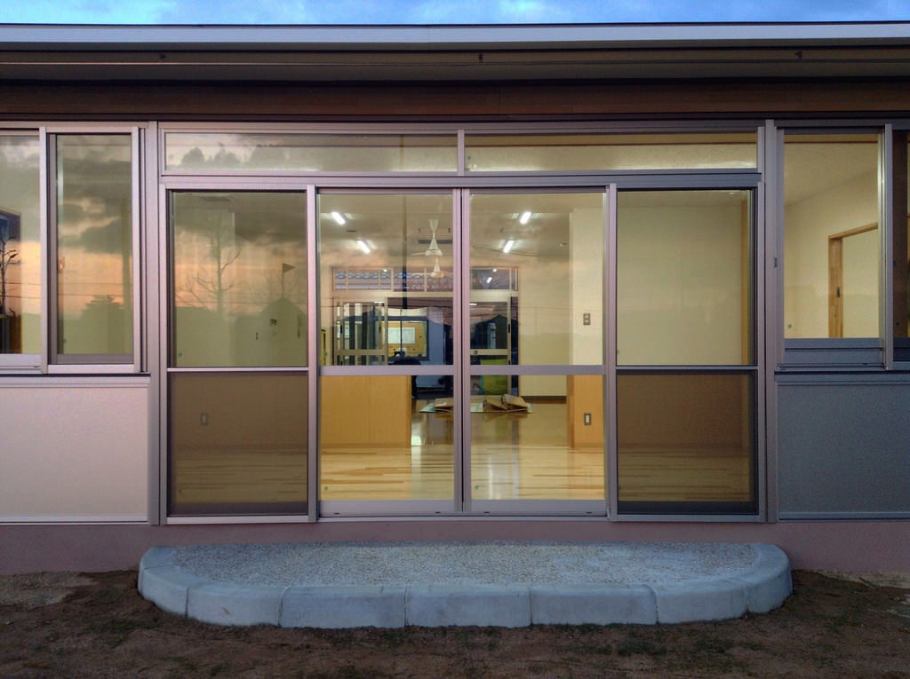 夕暮れに増築部側から中を様子