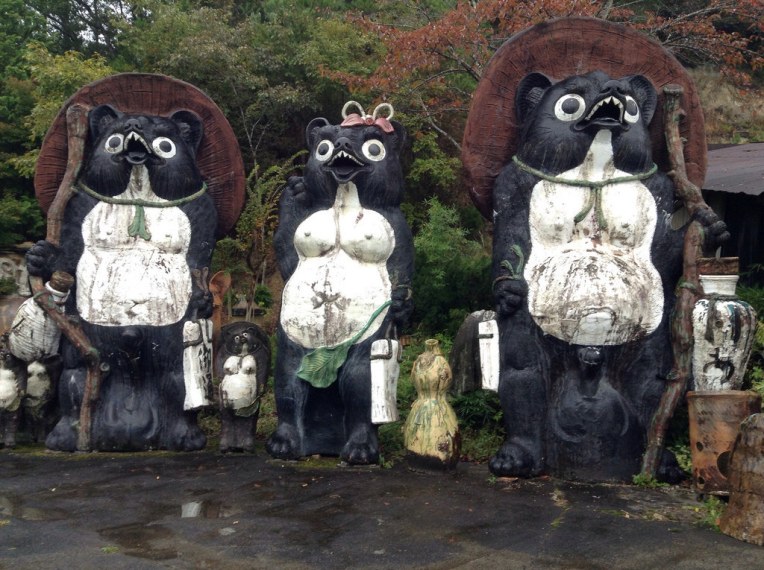 狸庵の超巨大タヌキ。コレ、陶器です。大きいの５メートル近くあります。