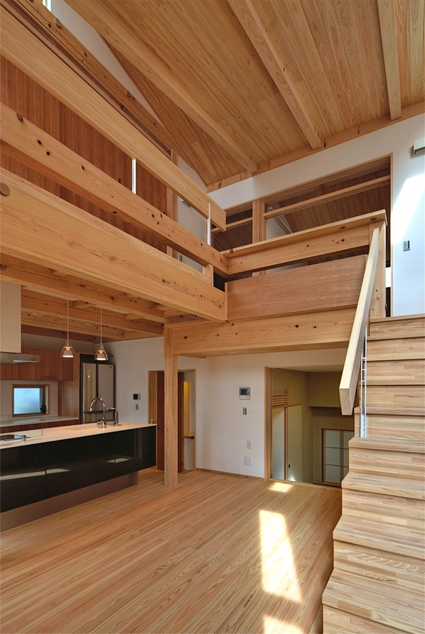 吹抜けのリビング全景。｜兵庫県神戸市の木造住宅｜庄司洋建築設計事務所