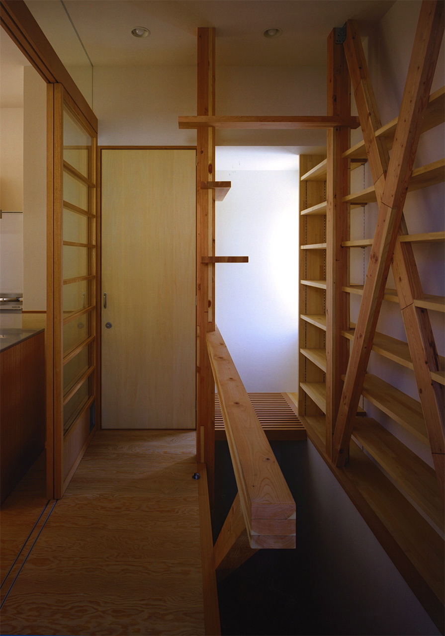 階段スペース(猫の遊び場)|奈良の写真館・住宅|庄司洋建築設計事務所
