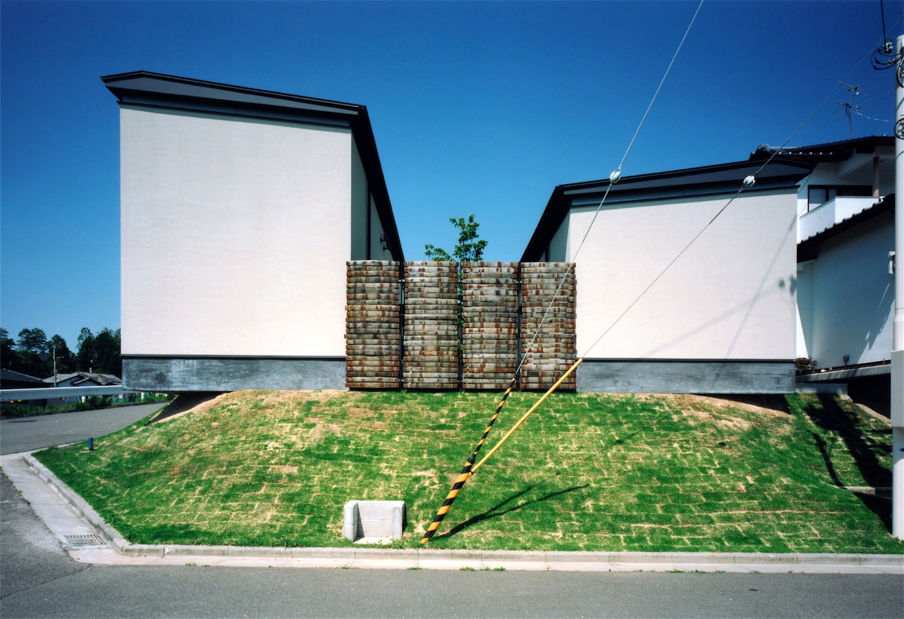 ２棟建てのような外観｜奈良県の平屋の住まい｜庄司洋建築設計事務所