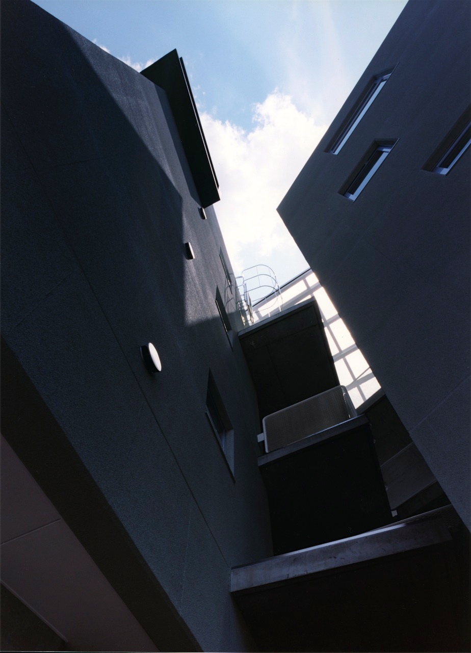 07：アプローチからの見上げ