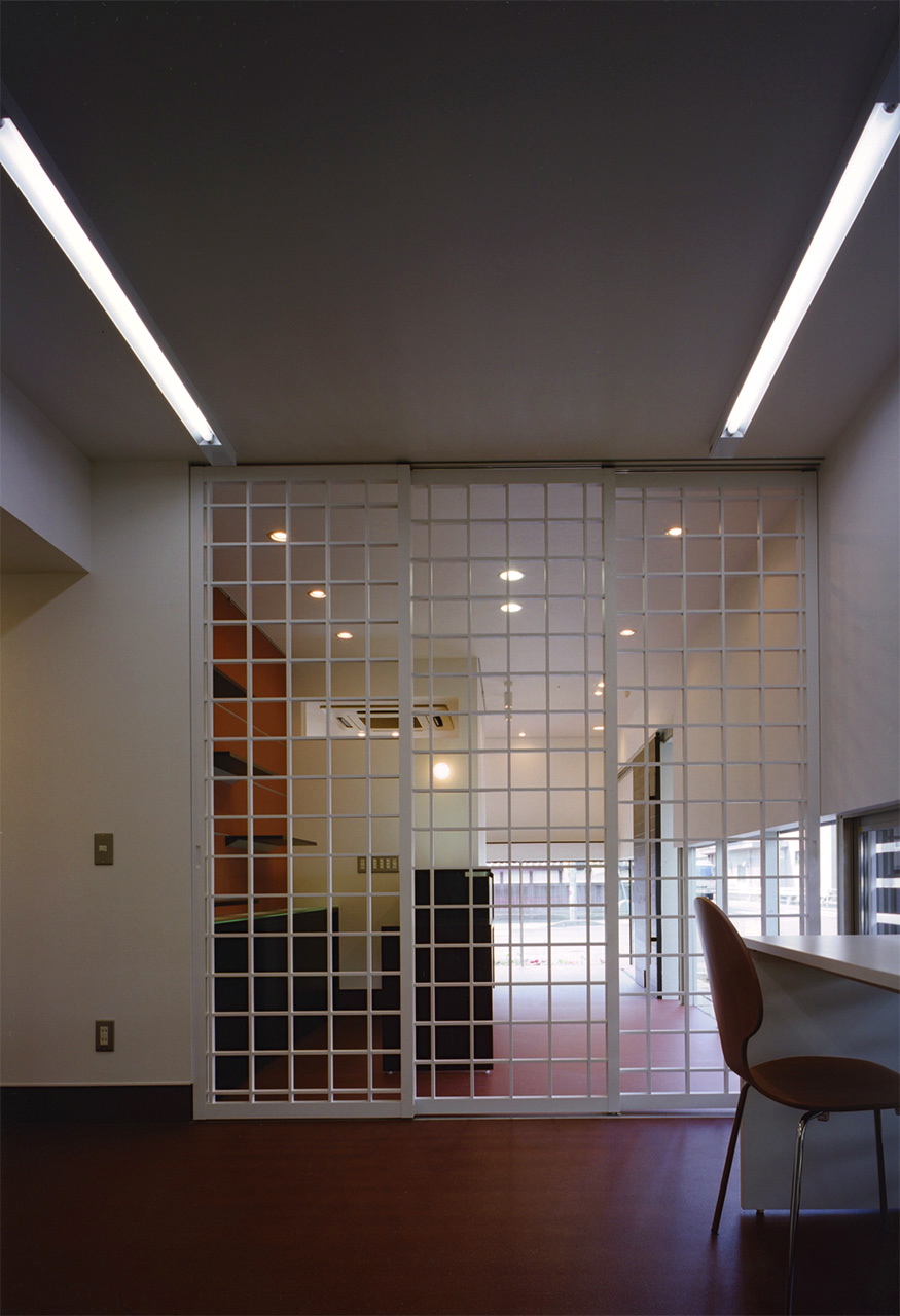 作業スペースを区切る格子建具|奈良の写真館・住宅|庄司洋建築設計事務所