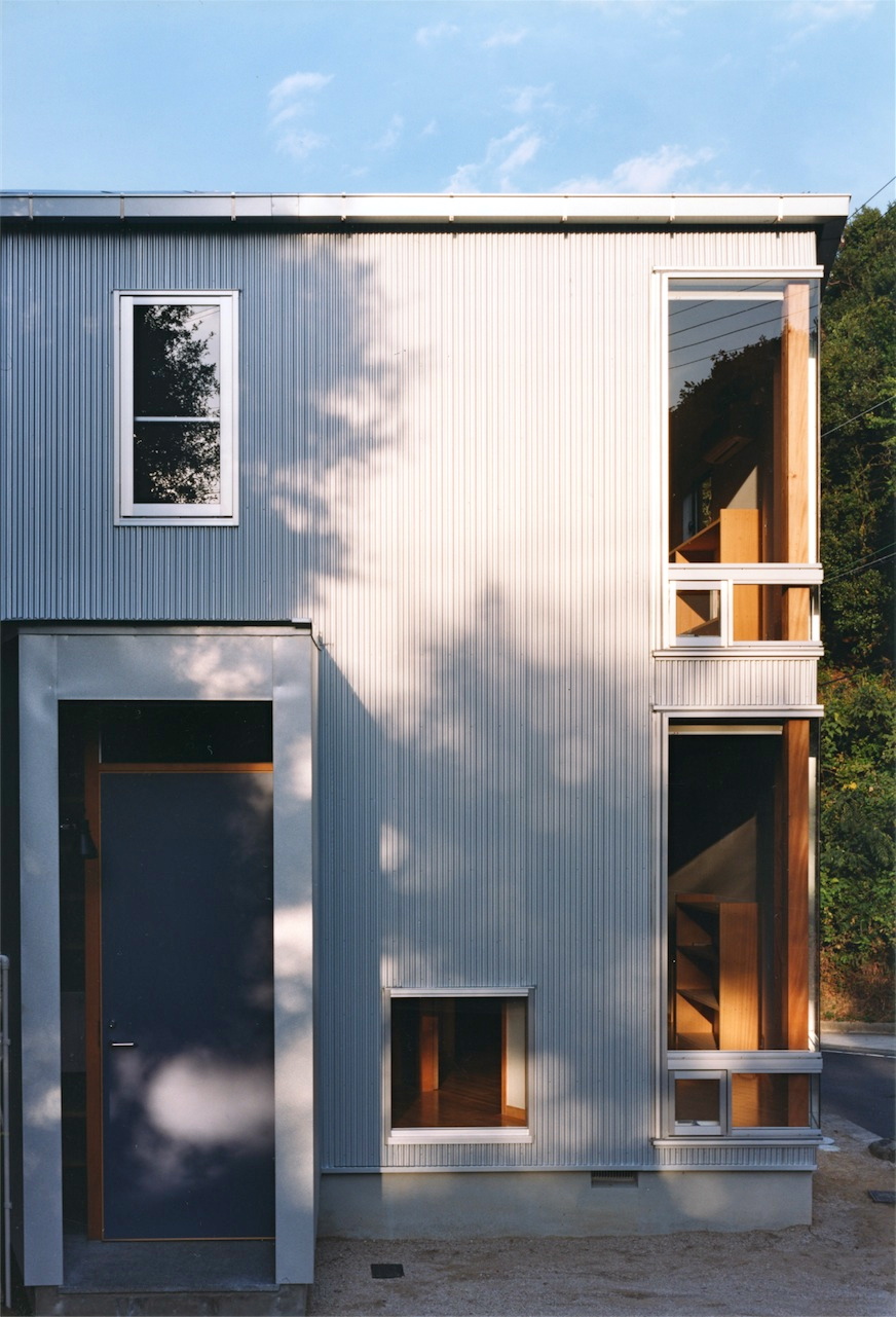 正面入口｜兵庫県淡路島の２世帯住宅｜庄司洋建築設計事務所