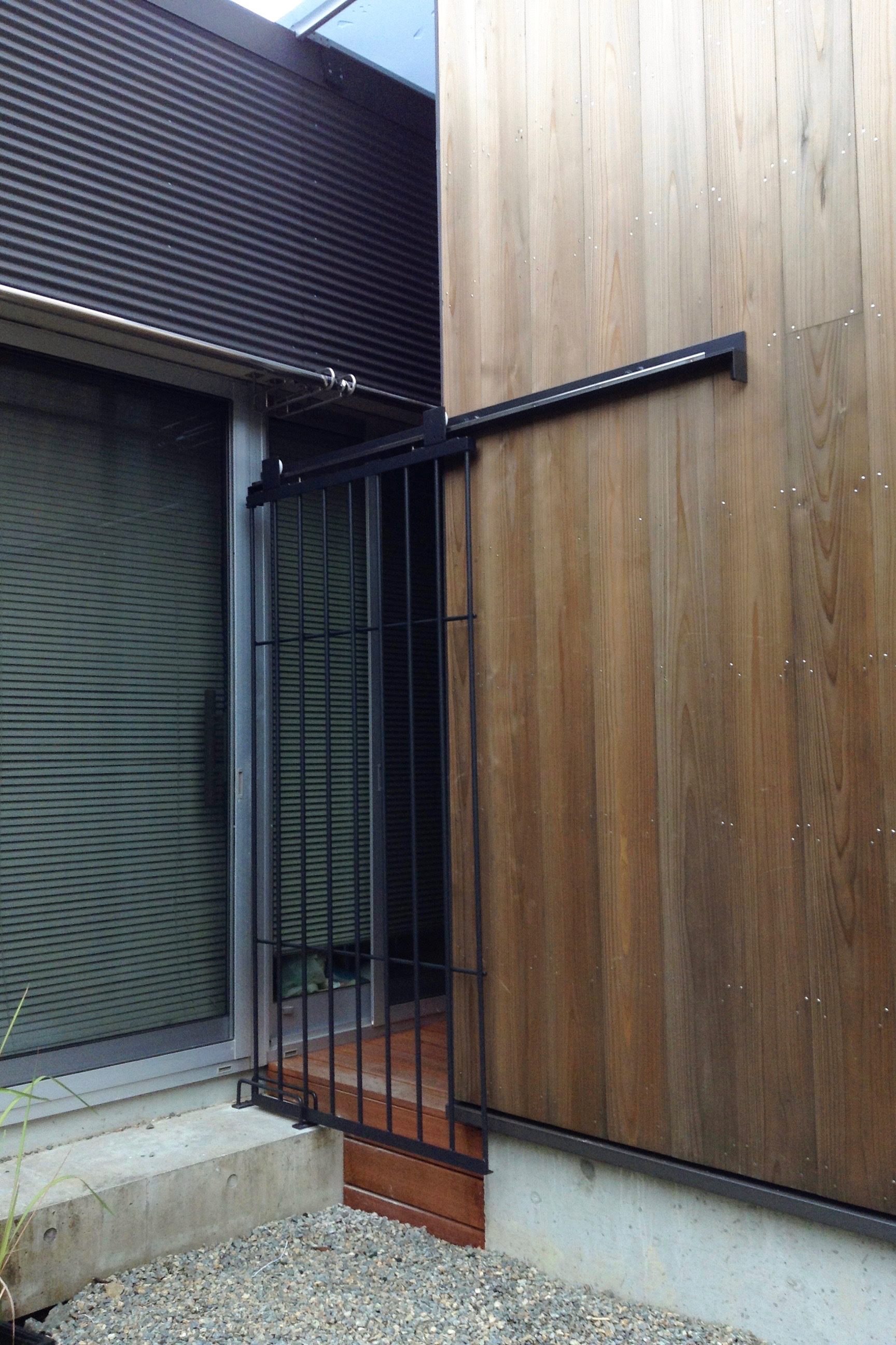 鉄の格子扉｜神戸市の住まい・子供部屋増築 ｜ 庄司洋建築設計事務所