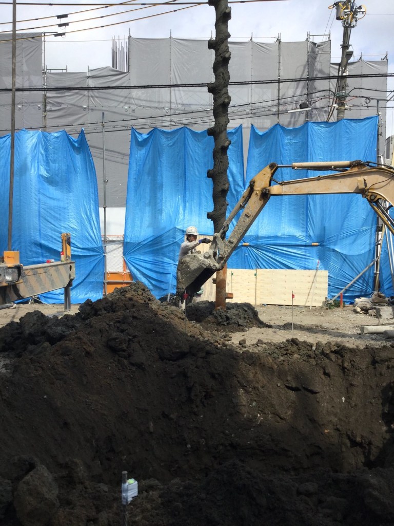 まずドリルで孔を掘って、杭を埋めていきます。