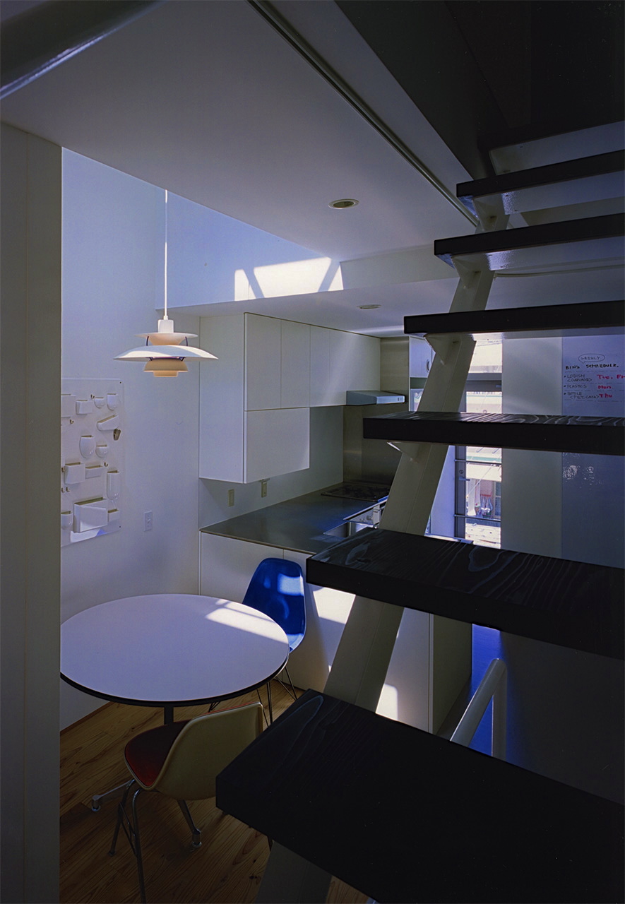 ダイニングとキッチン|大阪の3階建鉄骨造住宅|庄司洋建築設計事務所