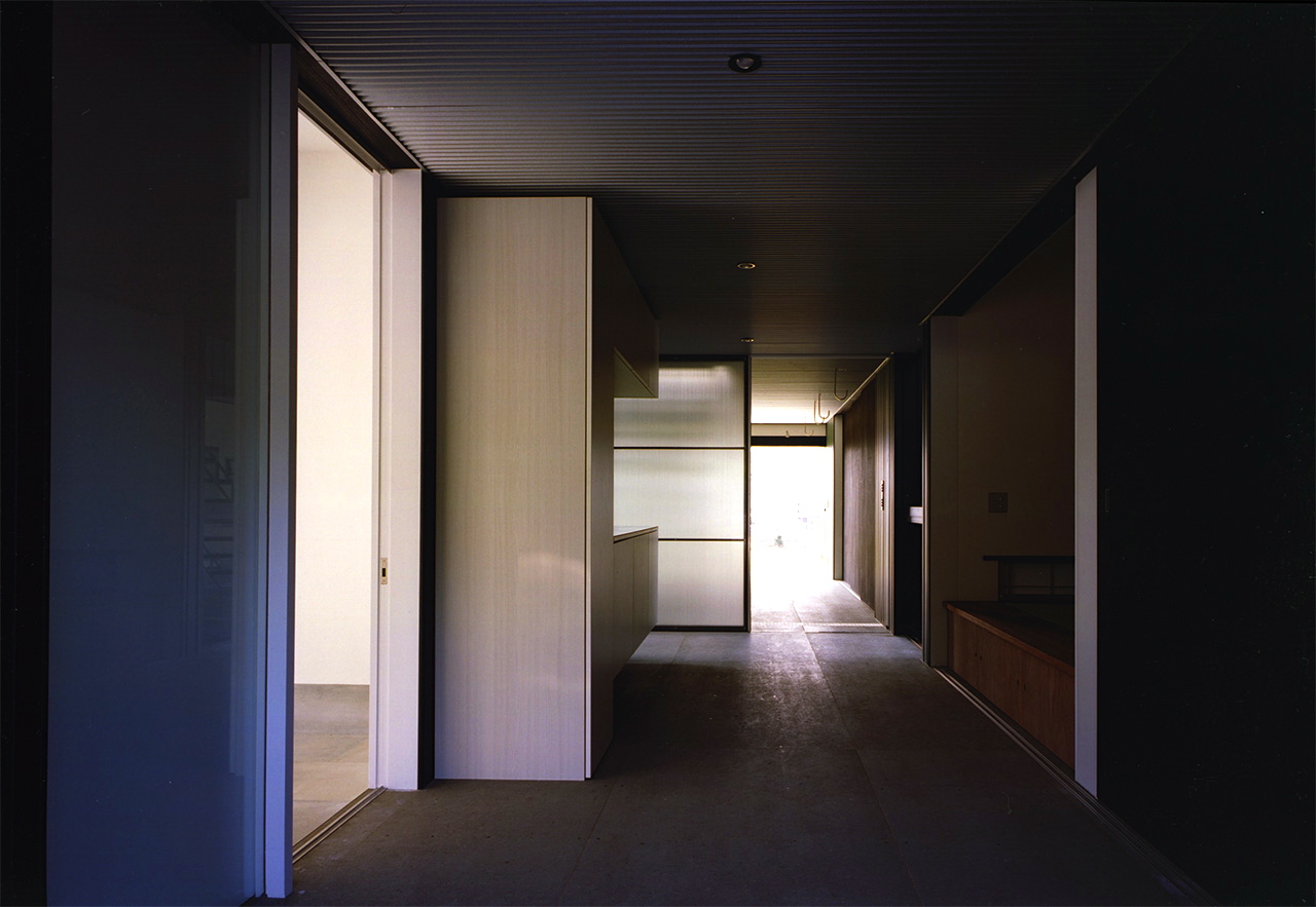 ガレージ内玄関と廊下｜岡山県の注文住宅｜庄司洋建築設計事務所