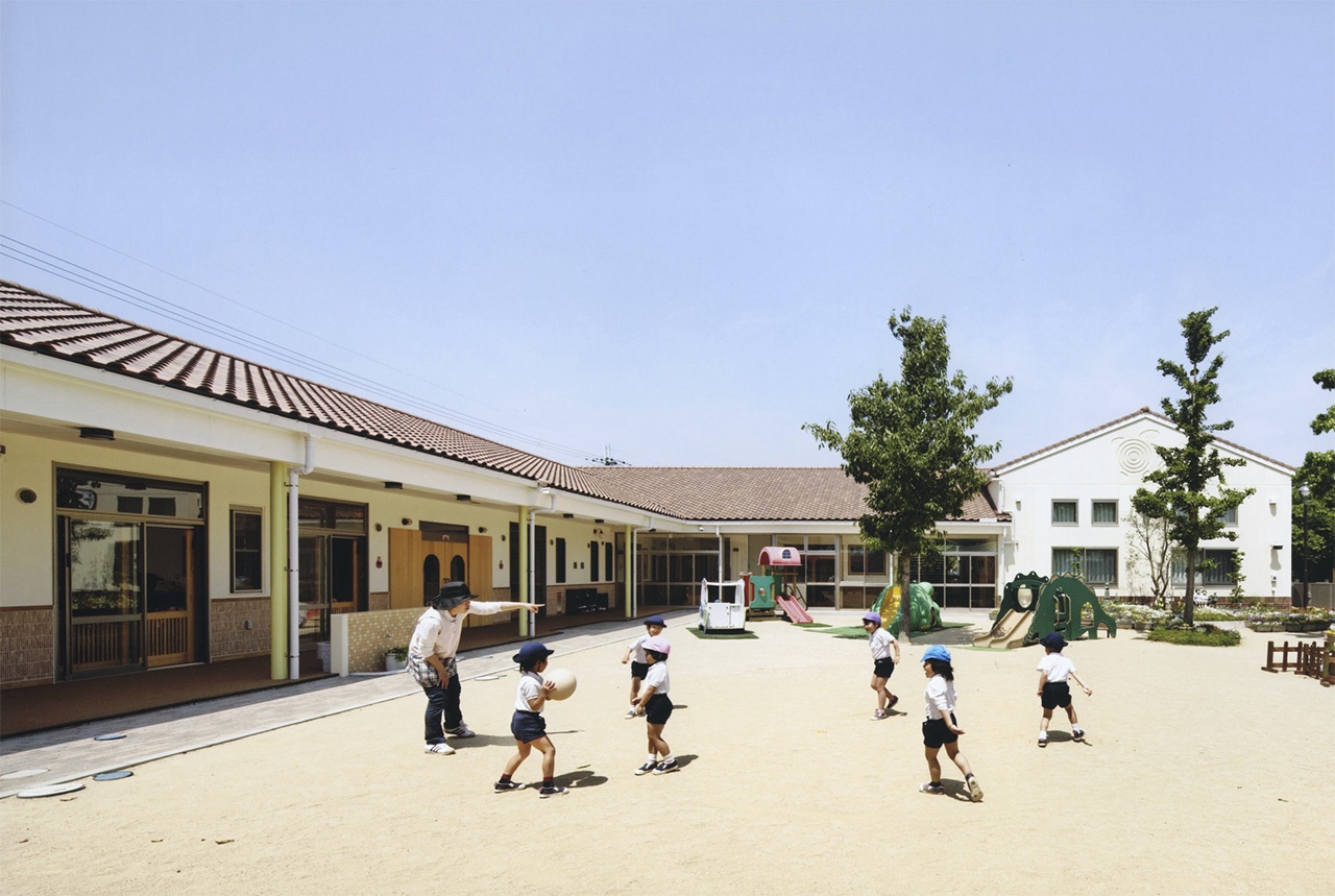 14:園庭からの外観