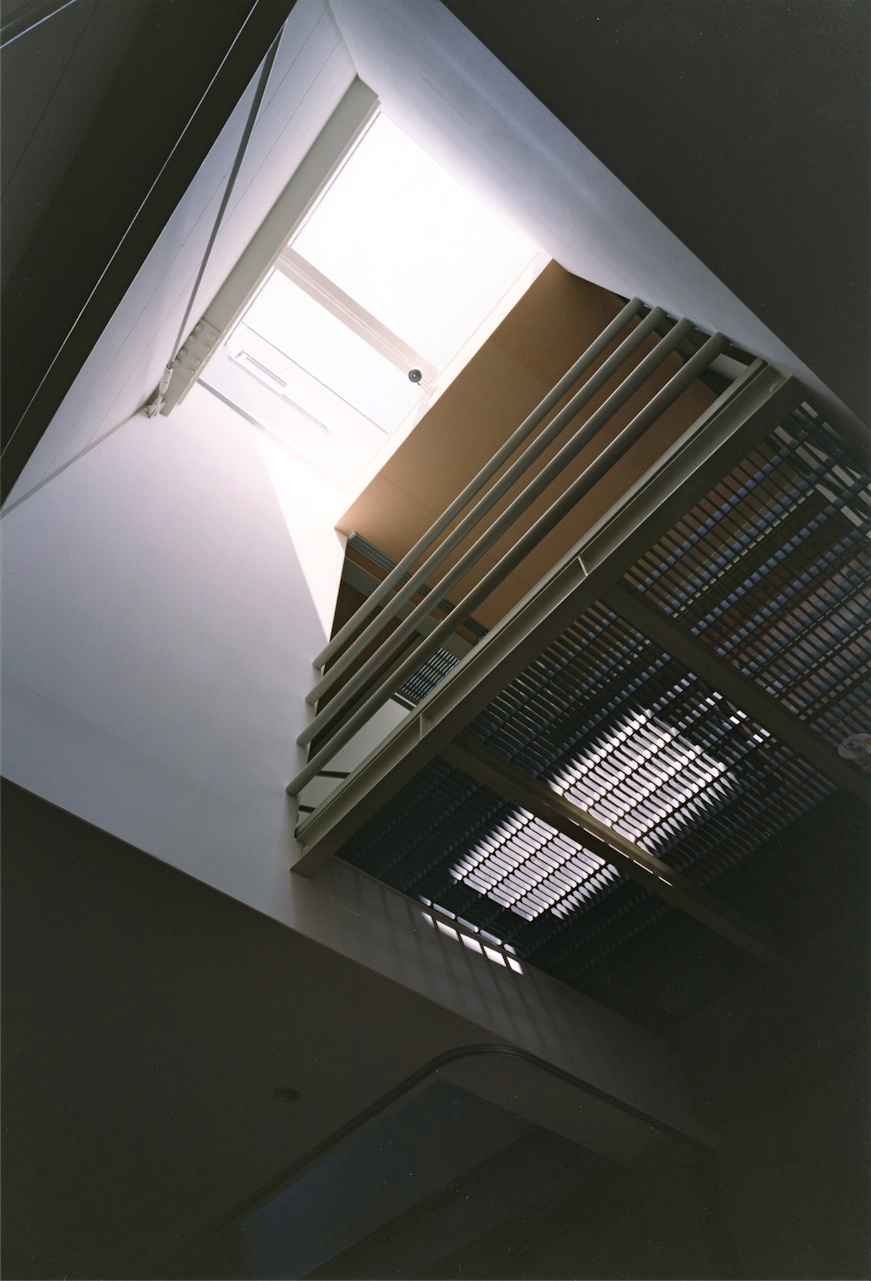 吹抜け見上げ｜京都の３階建て鉄骨住宅｜庄司洋建築設計事務所