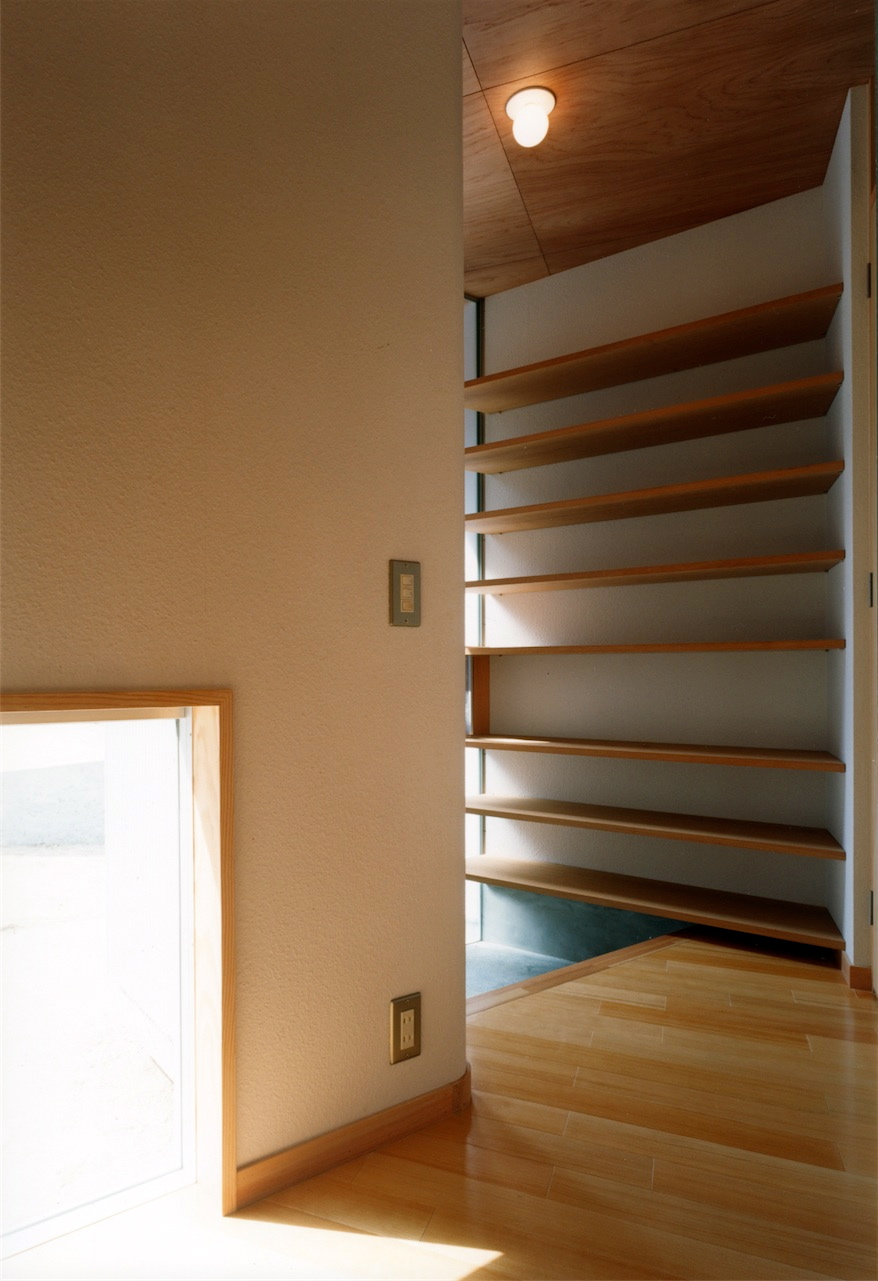 玄関ホール｜兵庫県淡路島の２世帯住宅｜庄司洋建築設計事務所