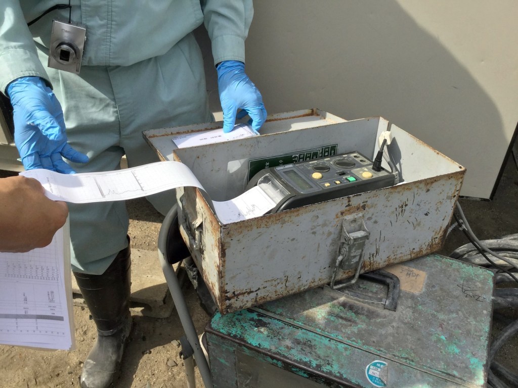 ドリル先端の抵抗具合が電流計の波形となるので、地盤調査の支持力波形と見比べます。