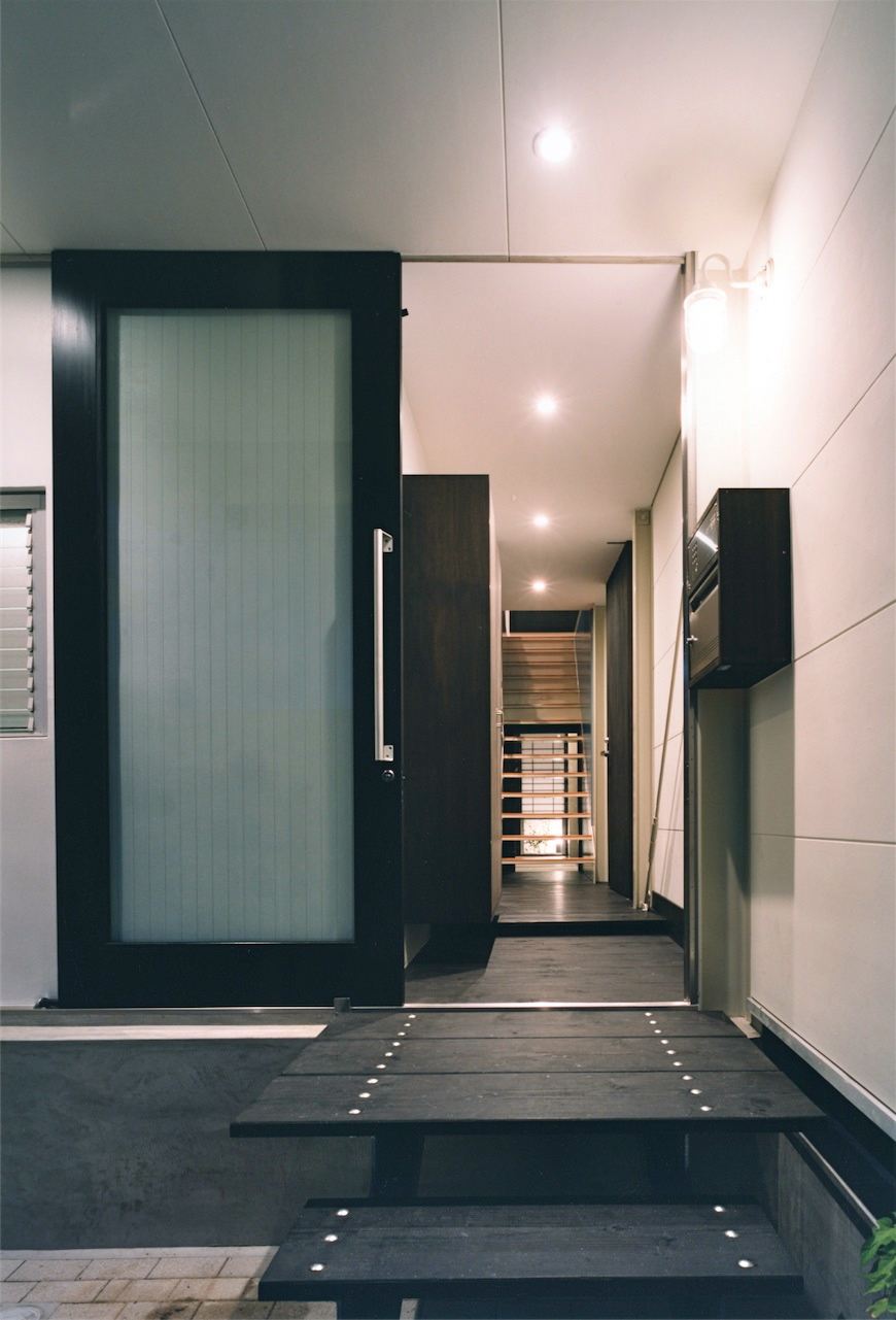 玄関夜景｜京都の３階建て鉄骨住宅｜庄司洋建築設計事務所