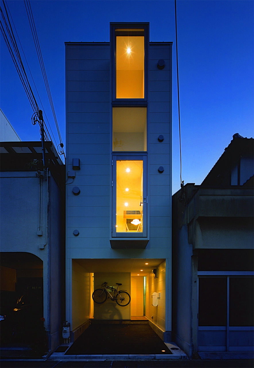 外観夜景|大阪の3階建鉄骨造住宅|庄司洋建築設計事務所