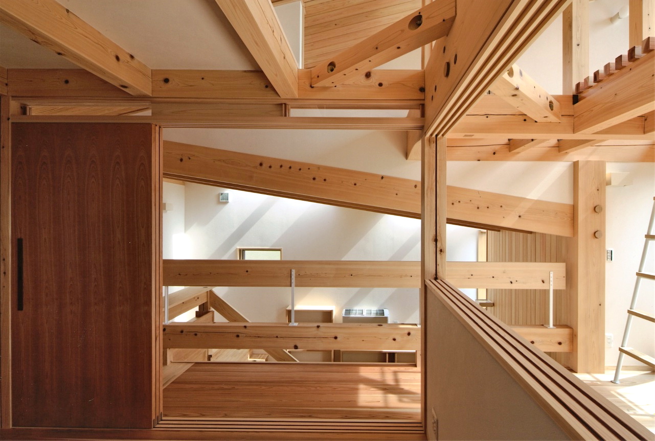 子供室から吹抜けを見る様子｜兵庫県神戸市の木造住宅｜庄司洋建築設計事務所