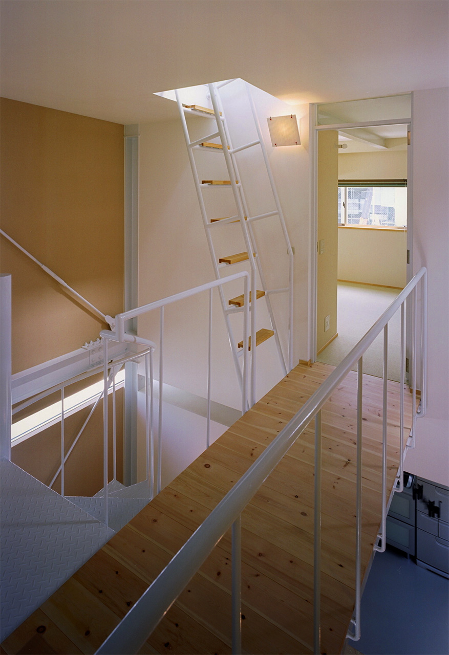 リビング上の渡り廊下｜神戸市の注文住宅・鉄骨３階建て｜庄司洋建築設計事務所