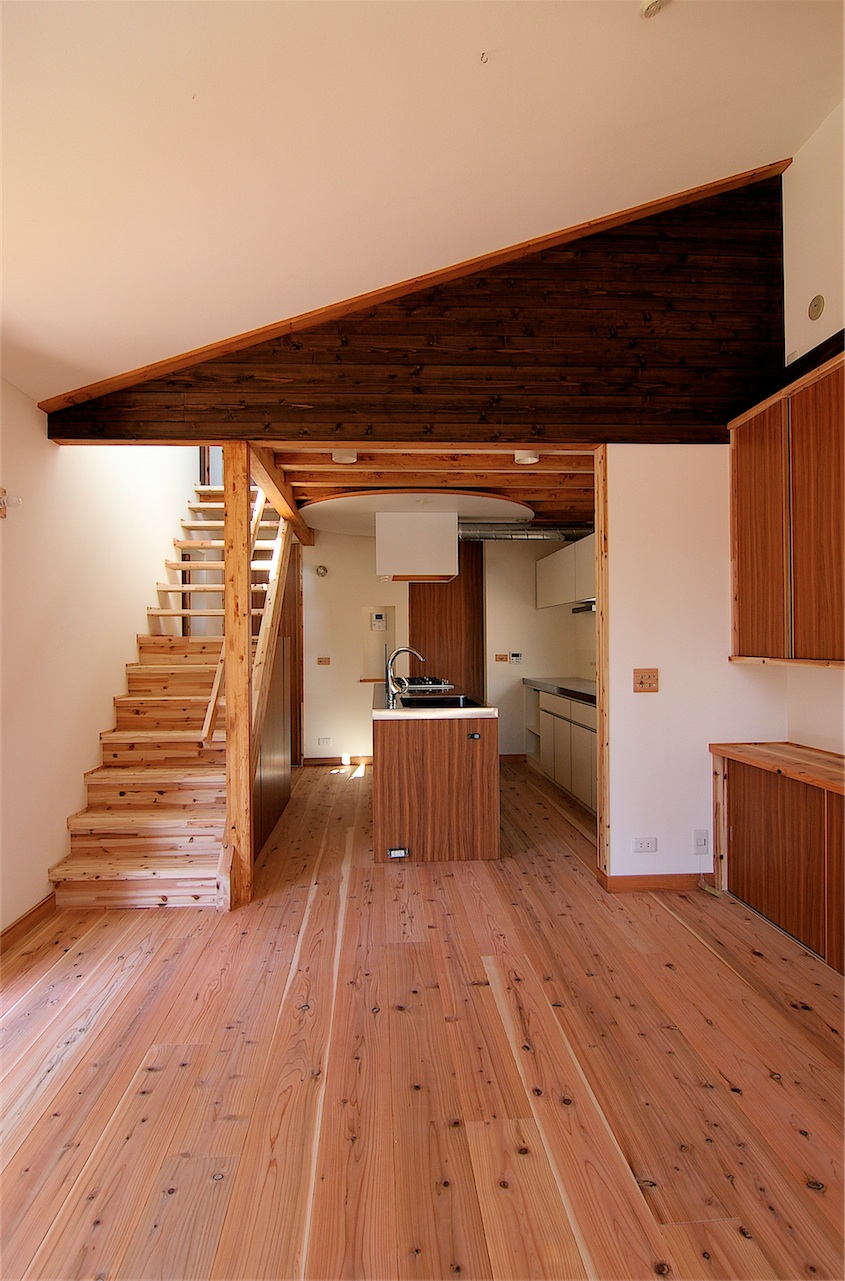 リビングからキッチン｜滋賀県大津市の住宅｜庄司洋建築設計事務所