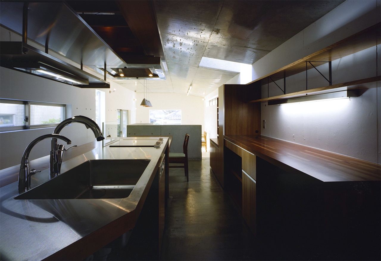 キッチンからリビングへ｜京都のすまい・鉄筋コンクリート造・ＲＣ造住宅｜庄司洋建築設計事務所